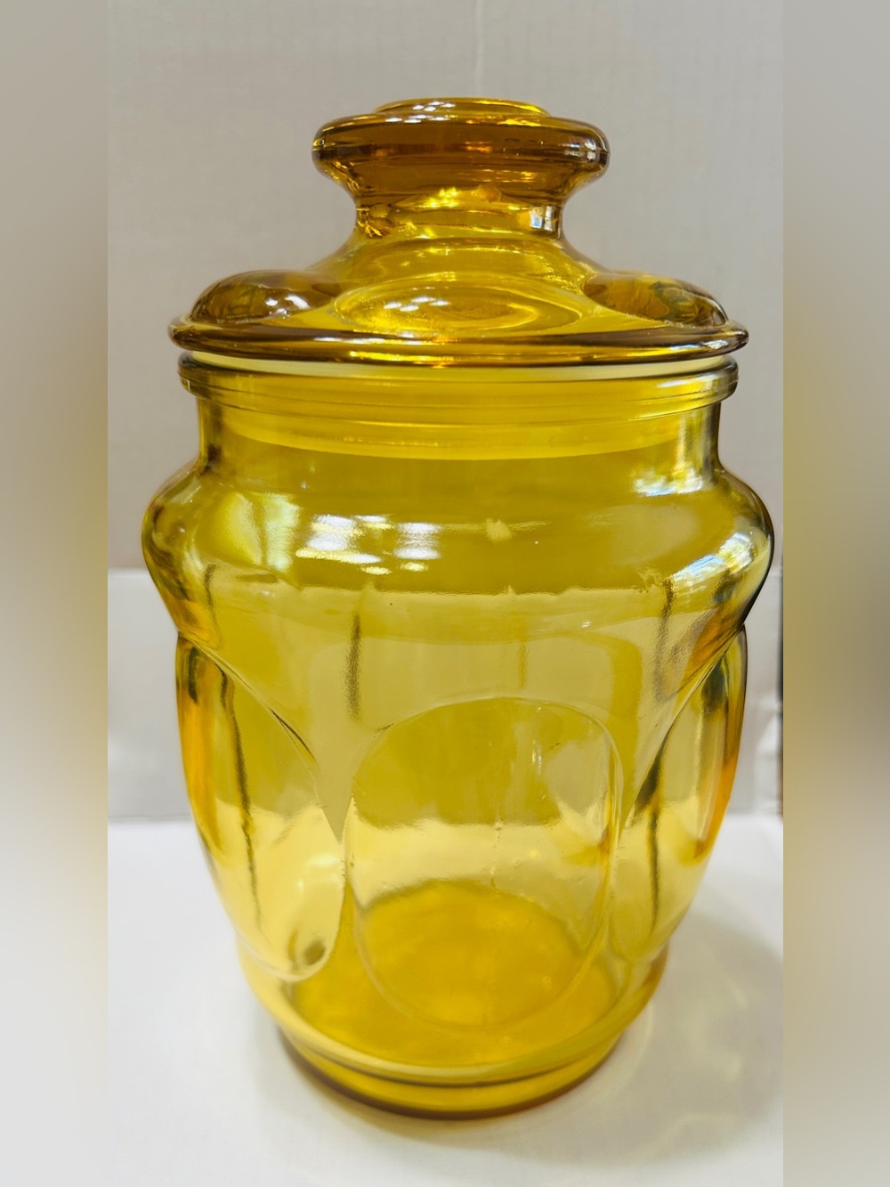 L.E. Smith canister in bubble pattern. Amber color, bright & clear!